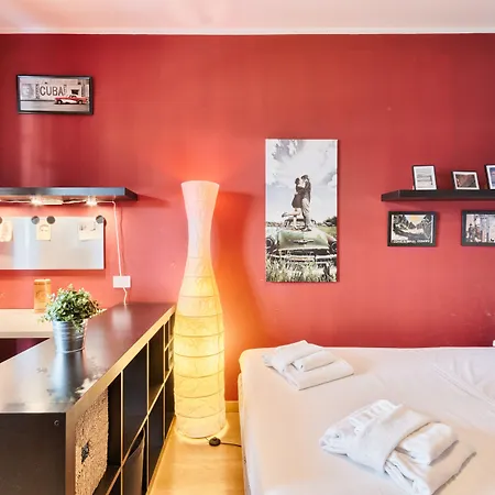 Crocetta Modern Flat *